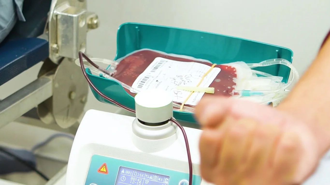 Bolsa de sangre en el equipo de extracción